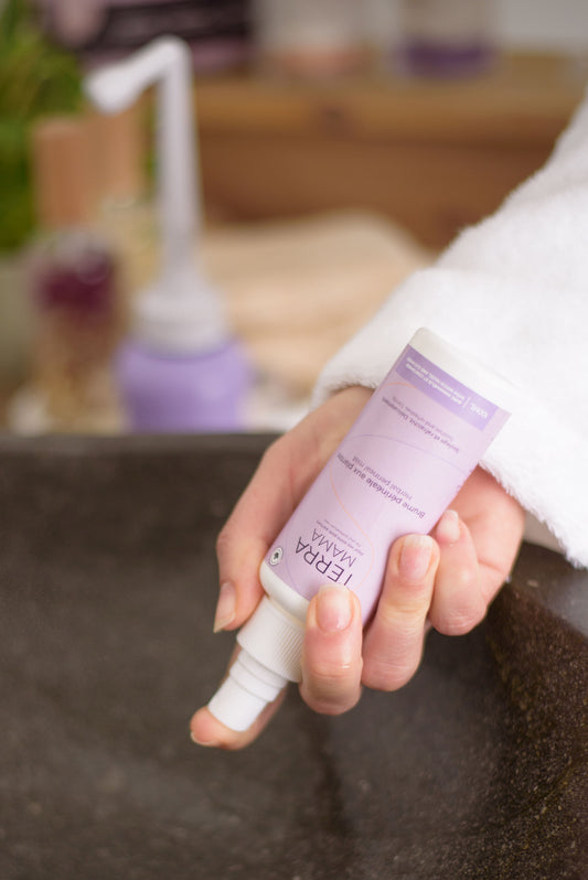 Spray périnéal naturel TerraMama pour les periode postnatale .
Natural perineal care spray by TerraMama for postpartum period