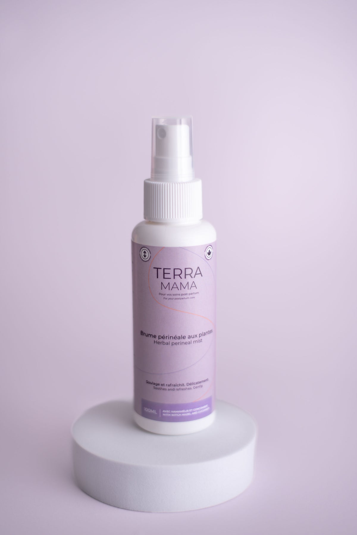 Spray périnéal à base de plantes TerraMama pour utiliser après l’accouchement.
Terra Mama herbal perineal mist for postpartum personal care