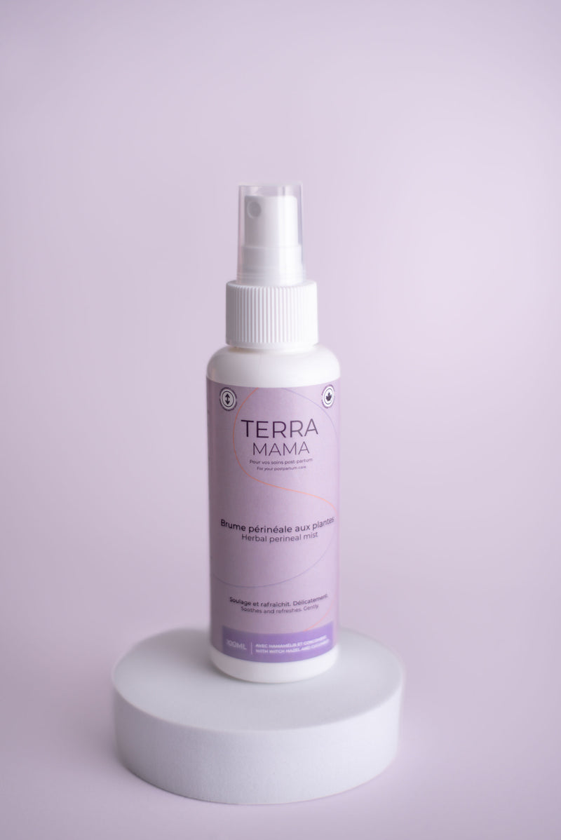 Spray périnéal à base de plantes TerraMama pour utiliser après l’accouchement.
Terra Mama herbal perineal mist for postpartum personal care